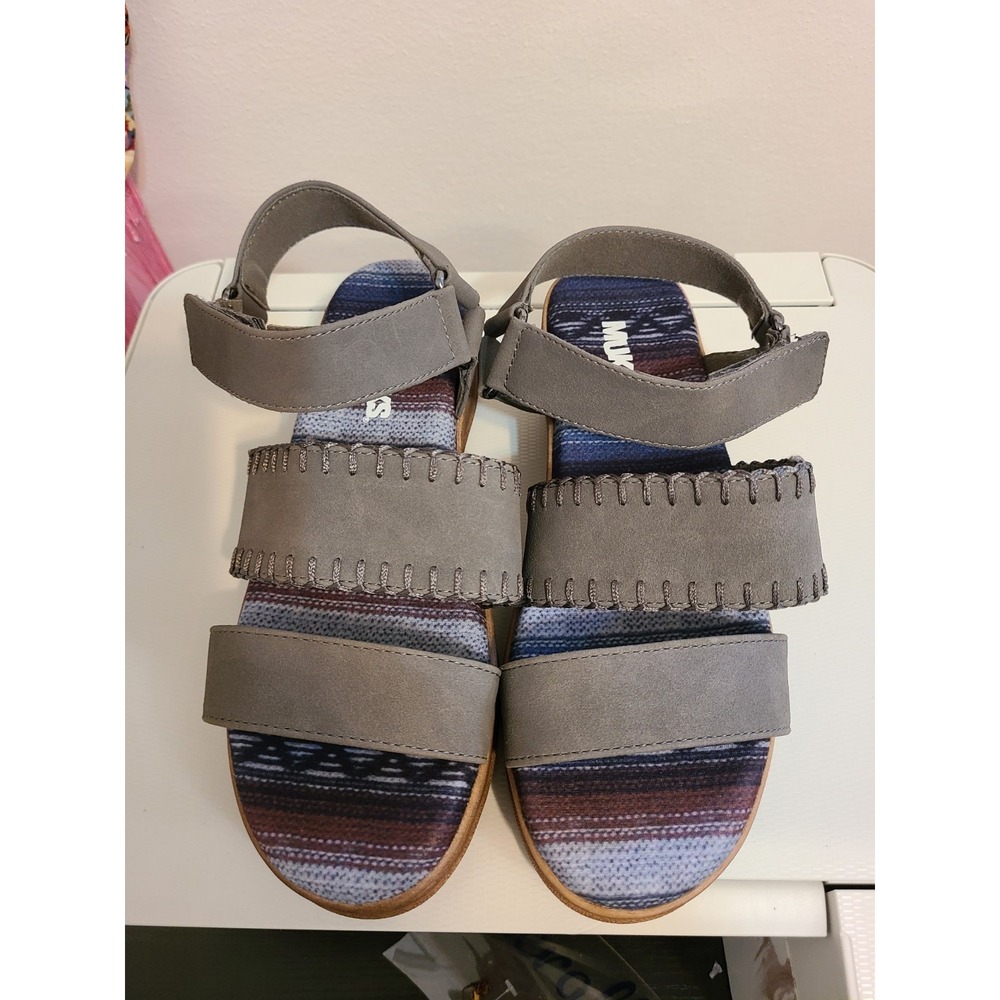 MUK LUKS Women City Soul Sandals Gray Multicolored Tribal Print Insole. Size 7